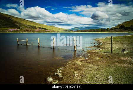 Pollacappul Lough und Benbaun, in der Nähe des Kylemore Passes, Connemara, County Galway, Irland. Stockfoto