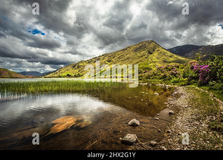 Pollacappul Lough und Benbaun, in der Nähe des Kylemore Passes, Connemara, County Galway, Irland. Stockfoto