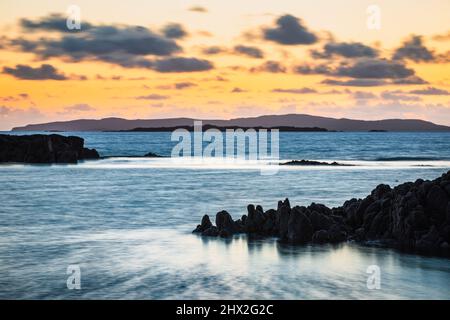 Sonnenuntergang von Aughrus Beg, Connemara, County Galway, Irland. Stockfoto