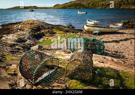 Hummerkrebse und Boote auf Killar Bay Little, Connemara, County Galway, Irland. Stockfoto