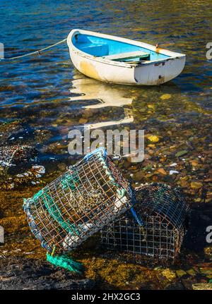 Hummerkrebse und Festboot auf der Killar Bay Little, Connemara, County Galway, Irland. Stockfoto