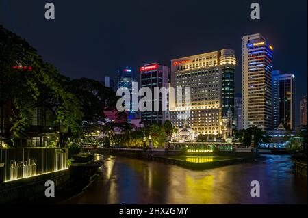 Masjid Jamek Moschee, Kuala Lumpur, aufgenommen vom Fluss des Lebens bei starkem Regen, mit geschwollenen Klang- und Gombak-Flüssen Stockfoto