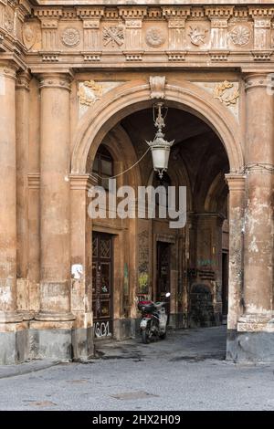 Vor dem Opernhaus des Teatro Massimo Bellini in Catania, Sizilien, Italien. Benannt nach dem berühmten Komponisten, der in der Stadt geboren wurde, wurde es 1890 eröffnet Stockfoto