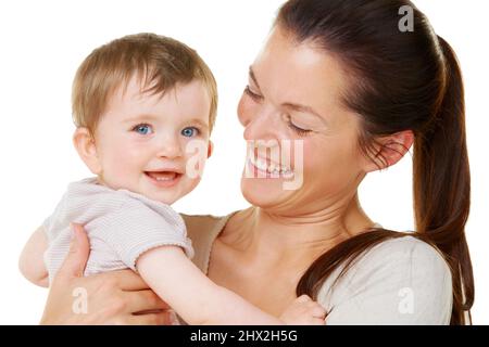 Ich liebe mein kleines Baby so sehr. Eine Mutter hält ihr entzückendes kleines Baby. Stockfoto