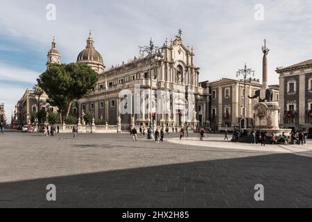 Die barocke Kathedrale in Catania, Sizilien, Italien. Die Fassade stammt aus dem Jahr 1711 und wurde nach der Zerstörung durch das Erdbeben von 1693 wieder aufgebaut Stockfoto