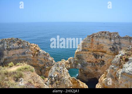 Algarve, Portugal, Felsbogen im Wasser, Felsformationen von Ponta da Piedade. Stockfoto