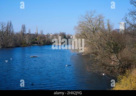 Das lange Wasser in den Kensington Gardens, London, Großbritannien, im Frühjahr, von der Serpentine Bridge Stockfoto