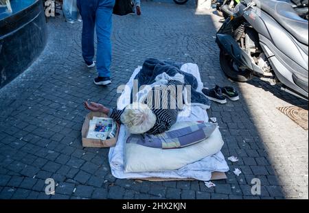 TEL AVIV, ISRAIL - 25. Januar 2022: Allenby Street. Bettler am Eingang zum Carmel Shuk HaCarmel Markt in Tel Aviv, Israel. Stockfoto