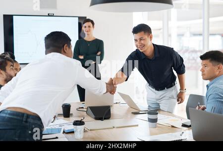 Bringen Sie das Beste, um das Beste zu sein. Aufnahme von Geschäftsleuten, die sich während eines Meetings in einem modernen Büro die Hände schüttelten. Stockfoto