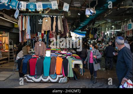 TEL AVIV, ISR - 25. Januar 2022: Israelis kaufen auf dem Carmel-Markt Shuk HaCarmel in Tel Aviv, Israel. Dies ist ein sehr beliebter Markt in Tel Aviv wher Stockfoto