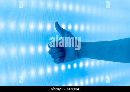 Hand und LED-Touchscreen blaues Licht Wissenschaft und Technologie Hintergrund Stockfoto