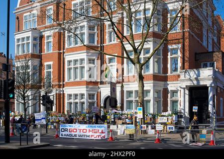 Anti-Ukraine-Kriegsdemonstranten vor der Hohen Kommission von Guyana, Bayswater, Kensington, London, Großbritannien, Anfang März 2022 Stockfoto