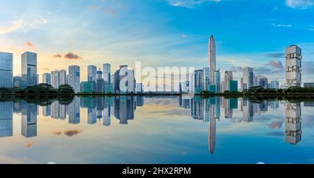 Panorama-Skyline und moderne Geschäftsgebäude mit Wasserspiegelung in Shenzhen, China. Stockfoto