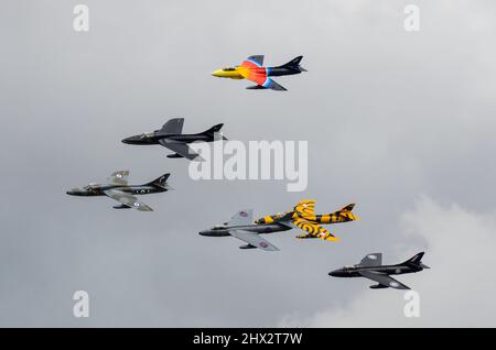 Eine Formation von sechs Vintage-Düsenjägerflugzeugen von Hawker Hunter beim Royal International Air Tattoo 2011. Einschließlich Tiger J-4206 und Miss Benehmen Stockfoto