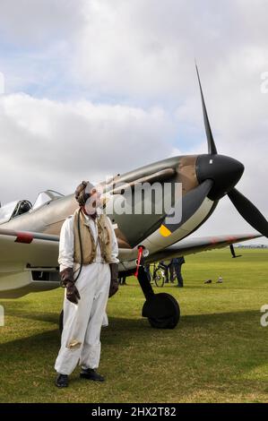 Restaurierte Mark I Spitfire. Supermarine Spitfire I P9374 nach der Restaurierung. Schlacht um ein britisches Veteranenflugzeug, mit Re-Enactor in weißen Overalls des frühen Krieges Stockfoto