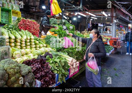 TEL AVIV, ISRAIL - 25. Januar 2022: Carmel Bazaar Market Stockfoto