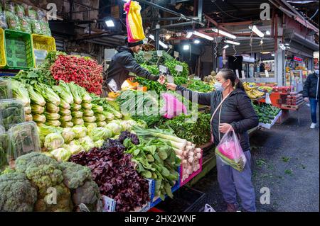 TEL AVIV, ISRAIL - 25. Januar 2022: Carmel Bazaar Market Stockfoto