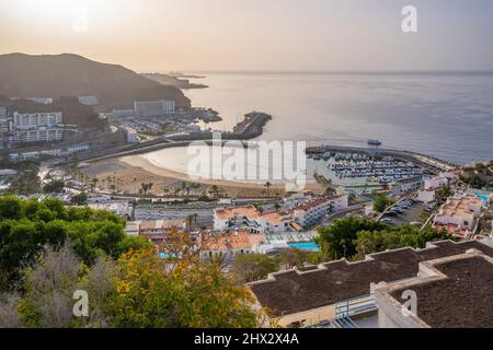 Blick auf den Strand und die Marina von erhöhter Position, Puerto Rico, Gran Canaria, Kanarische Inseln, Spanien, Europa Stockfoto