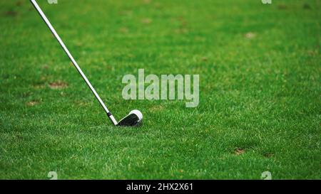 Warschau, Polen, 09.29.2021 Golfball vor dem Swing auf dunkelgrün. Hochwertiges Fotorrasen Stockfoto