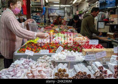 TEL AVIV, ISRAIL - 25. Januar 2022: Carmel Bazaar Market Stockfoto