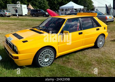 Ansicht eines gelben Lancia Delta HF Integrale Evo 1 aus dem Jahr 1992, ausgestellt auf der London Classic Car Show 2021 Stockfoto