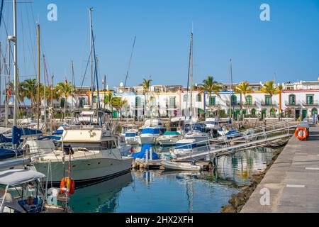 Blick auf Boote und bunte Gebäude entlang der Promenade in der Altstadt, Puerto de Mogan, Gran Canaria, Kanarische Inseln, Spanien, Europa Stockfoto