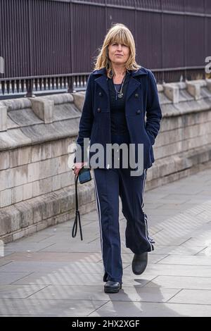 LONDON, GROSSBRITANNIEN. 9. März 2022. Rachel Johnson, Fernsehmoderatorin und Schwester von Premierminister Boris Johnson, wird vor dem parlament gesehen. Kredit: amer ghazzal/Alamy Live Nachrichten Stockfoto