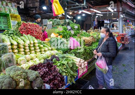 TEL AVIV, ISRAIL - 25. Januar 2022: Carmel Bazaar Market Stockfoto