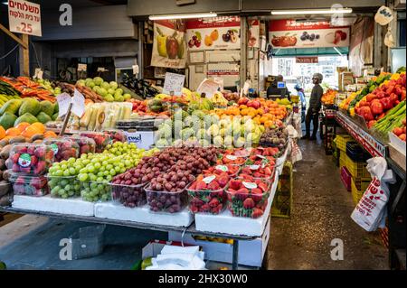 TEL AVIV, ISRAIL - 25. Januar 2022: Carmel Bazaar Market Stockfoto