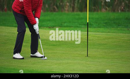 Warschau, Polen, 09.29.2021 Golfer, die auf dem Fairway Golf spielen. Hochwertige Fotos Stockfoto