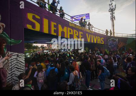 Frauen nehmen am 8. März 2022 an den internationalen Frauentag-Demonstrationen in Bogota, Kolumbien, Teil. Stockfoto