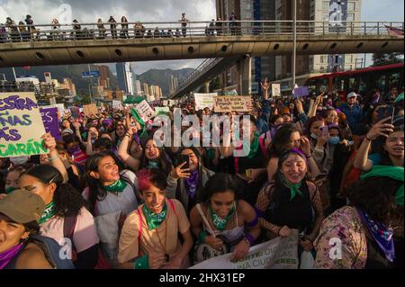 Frauen nehmen am 8. März 2022 an den internationalen Frauentag-Demonstrationen in Bogota, Kolumbien, Teil. Stockfoto