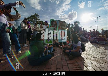 Frauen nehmen mit Plakaten und Schildern an den internationalen Frauentag-Demonstrationen in Bogota, Kolumbien, am 8. März 2022 Teil. Stockfoto