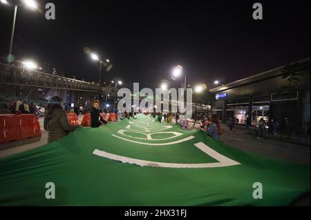 Frauen nehmen am 8. März 2022 an den internationalen Frauentag-Demonstrationen in Bogota, Kolumbien, Teil. Stockfoto