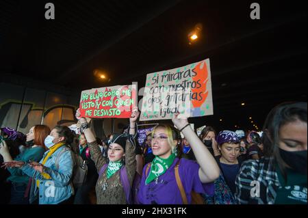 Frauen nehmen mit Plakaten und Schildern an den internationalen Frauentag-Demonstrationen in Bogota, Kolumbien, am 8. März 2022 Teil. Stockfoto