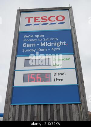 Sheerness, Kent, Großbritannien. 9. März 2022. Steigende Preise für Benzin-/Dieselkraftstoff in Großbritannien. Das Preisschild in Tesco, Sheerness heute Nachmittag. Kredit: James Bell/Alamy Live Nachrichten Stockfoto