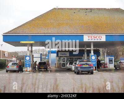 Sheerness, Kent, Großbritannien. 9. März 2022. Steigende Preise für Benzin-/Dieselkraftstoff in Großbritannien. Das Preisschild in Tesco, Sheerness heute Nachmittag. Kredit: James Bell/Alamy Live Nachrichten Stockfoto