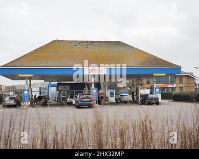 Sheerness, Kent, Großbritannien. 9. März 2022. Steigende Preise für Benzin-/Dieselkraftstoff in Großbritannien. Das Preisschild in Tesco, Sheerness heute Nachmittag. Kredit: James Bell/Alamy Live Nachrichten Stockfoto