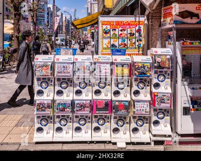 9. April 2019: Tokio, Japan - Kapselstationen, Automaten, an denen Mangas und anime-bezogene Spielwaren und Sammlerstücke vor einem Geschäft in der Akihaba abgegeben werden Stockfoto