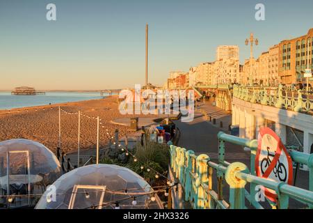 14. Januar 2022: Brighton, East Sussex, Großbritannien - am frühen Morgen auf der Brighton Promenade, mit dem alten West Pier, im Winter. Stockfoto