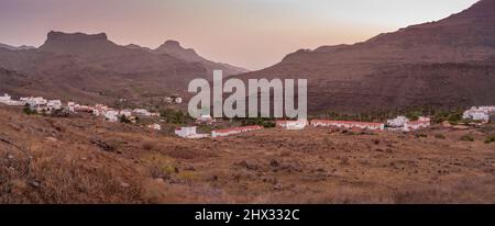 Blick auf die Berglandschaft während der goldenen Stunde bei Tasarte, Gran Canaria, Kanarische Inseln, Spanien, Europa Stockfoto