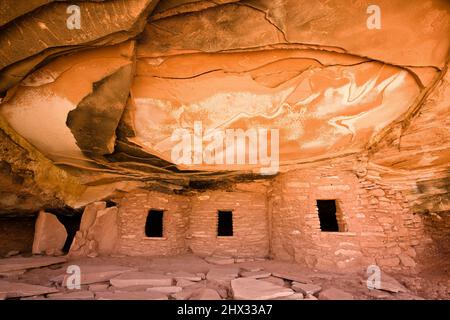 Die gefallene Decke oder das gefallene Dach ruinieren die Klippenanlage im Road Canyon Wilderness Study Area auf Cedar Mesa in Utah. Es ist eine 1000-jährige Ancestra Stockfoto