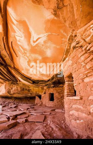 Die gefallene Decke oder das gefallene Dach ruinieren die Klippenanlage im Road Canyon Wilderness Study Area auf Cedar Mesa in Utah. Es ist eine 1000-jährige Ancestra Stockfoto