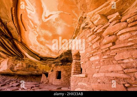 Die gefallene Decke oder das gefallene Dach ruinieren die Klippenanlage im Road Canyon Wilderness Study Area auf Cedar Mesa in Utah. Es ist eine 1000-jährige Ancestra Stockfoto