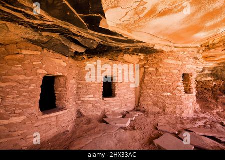 Die gefallene Decke oder das gefallene Dach ruinieren die Klippenanlage im Road Canyon Wilderness Study Area auf Cedar Mesa in Utah. Es ist eine 1000-jährige Ancestra Stockfoto