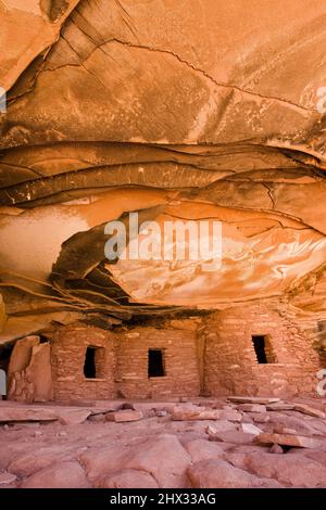 Die gefallene Decke oder das gefallene Dach ruinieren die Klippenanlage im Road Canyon Wilderness Study Area auf Cedar Mesa in Utah. Es ist eine 1000-jährige Ancestra Stockfoto