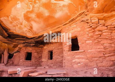 Die gefallene Decke oder das gefallene Dach ruinieren die Klippenanlage im Road Canyon Wilderness Study Area auf Cedar Mesa in Utah. Es ist eine 1000-jährige Ancestra Stockfoto