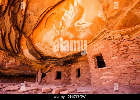 Die gefallene Decke oder das gefallene Dach ruinieren die Klippenanlage im Road Canyon Wilderness Study Area auf Cedar Mesa in Utah. Es ist eine 1000-jährige Ancestra Stockfoto