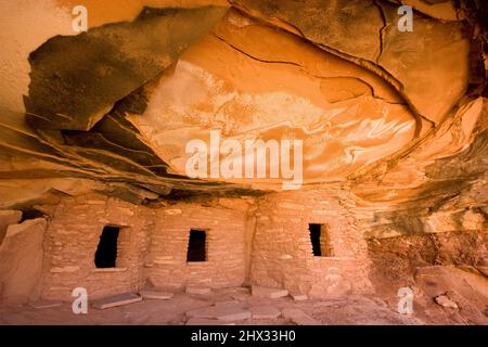 Die gefallene Decke oder das gefallene Dach ruinieren die Klippenanlage im Road Canyon Wilderness Study Area auf Cedar Mesa in Utah. Es ist eine 1000-jährige Ancestra Stockfoto