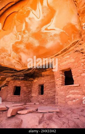 Die gefallene Decke oder das gefallene Dach ruinieren die Klippenanlage im Road Canyon Wilderness Study Area auf Cedar Mesa in Utah. Es ist eine 1000-jährige Ancestra Stockfoto